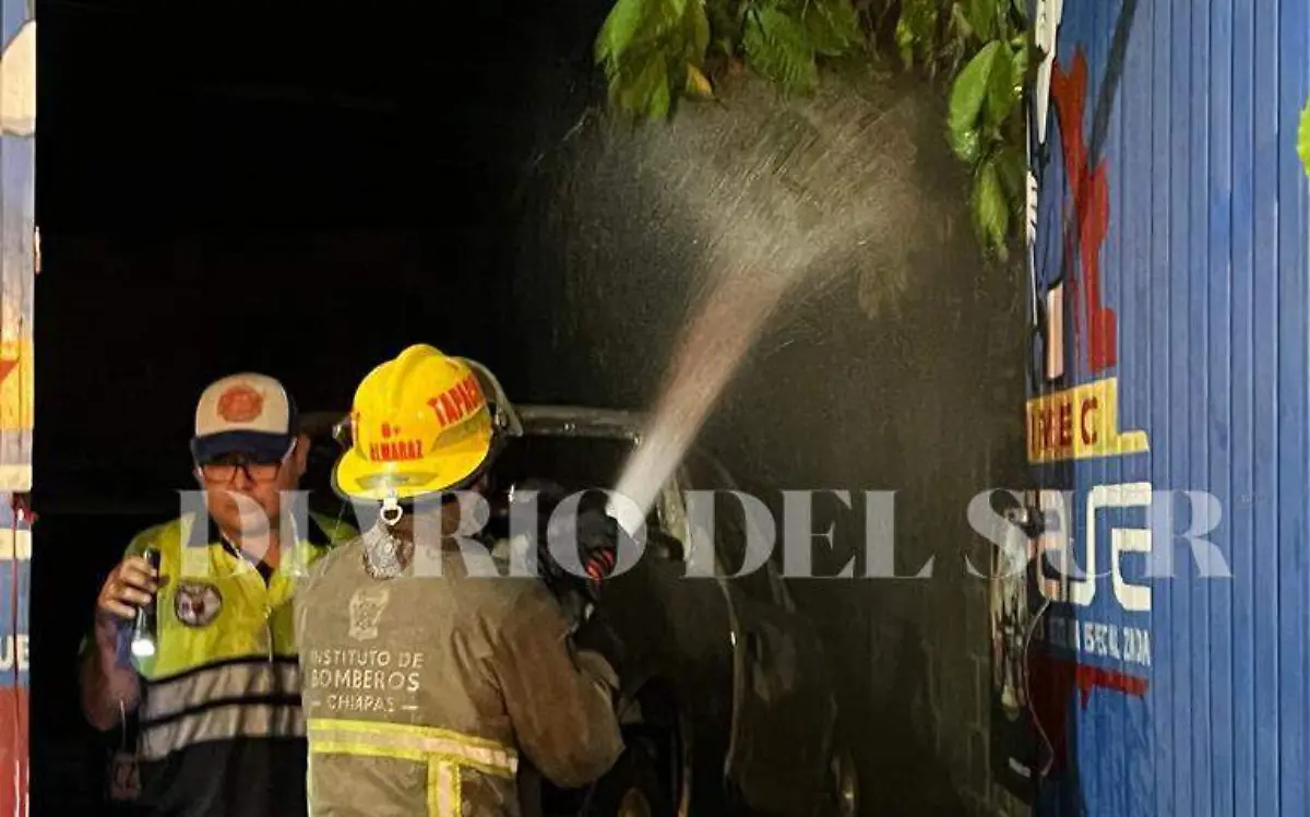 Bombero apagando fuego