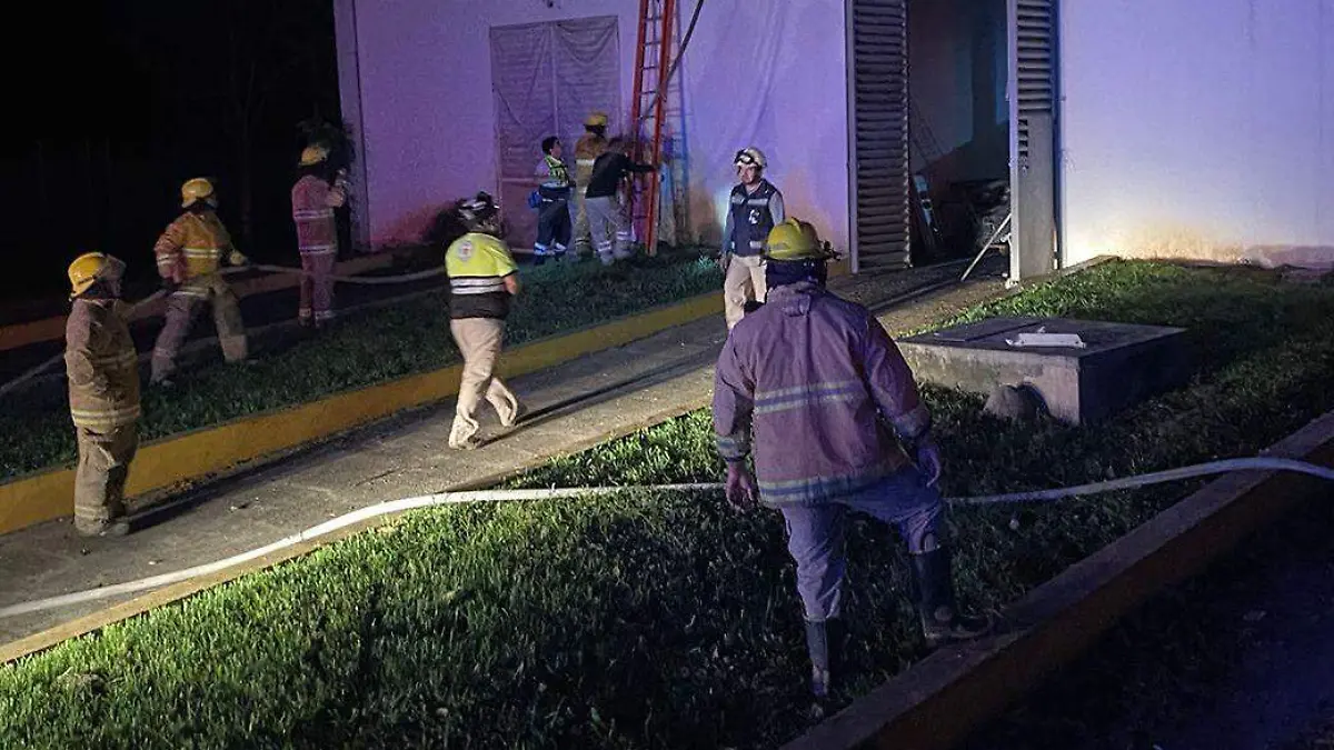 Bomberos apagando fuego