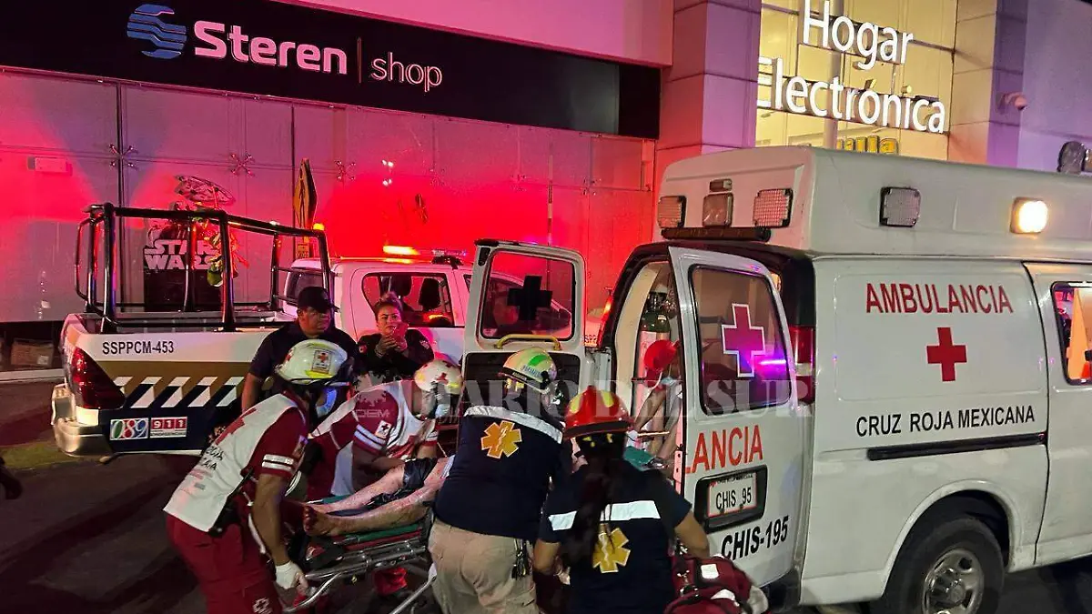 paramedicos atienden a sujeto baleado