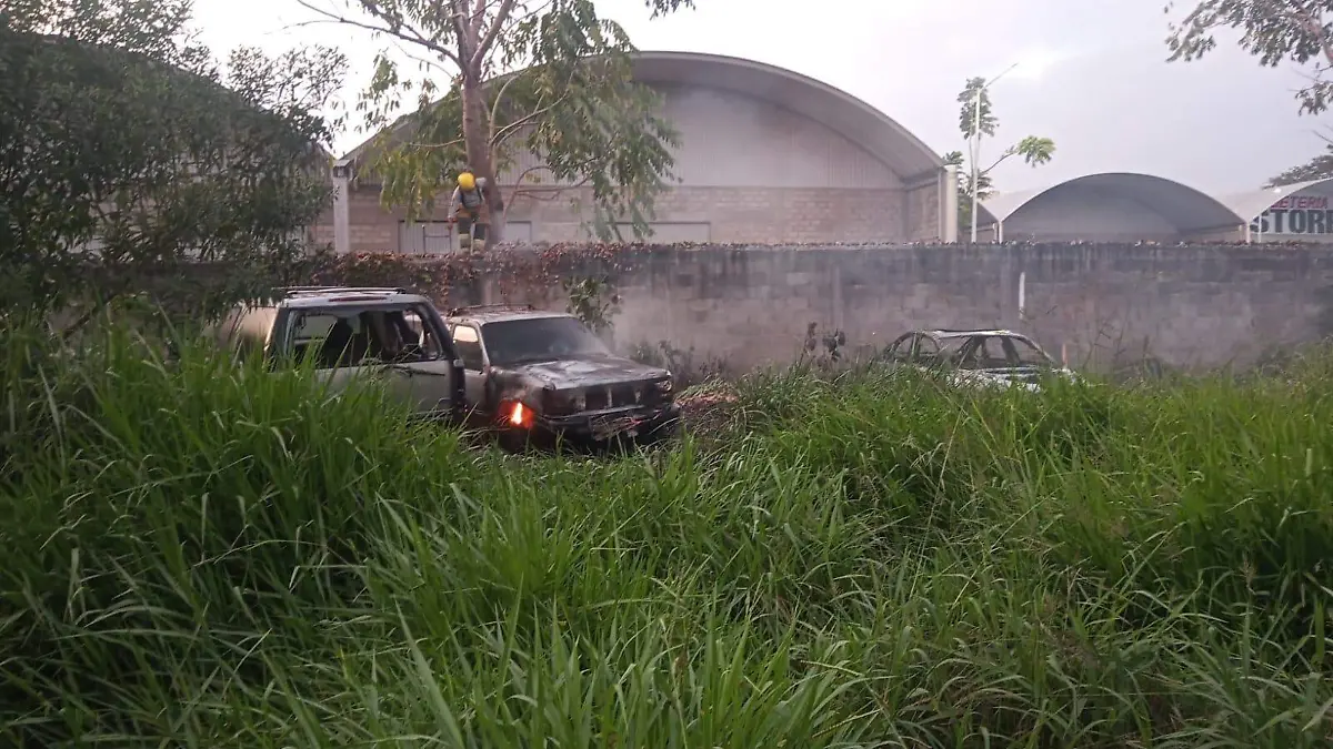 INCENDIO DE CAMIONETAS
