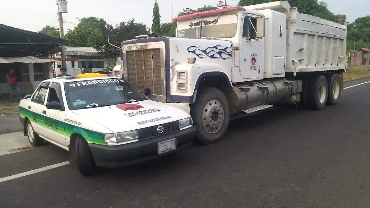 choque de camion y taxi