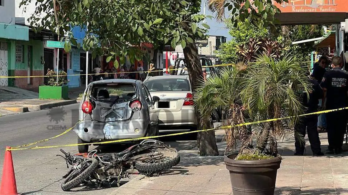 auto impactado por motociclista