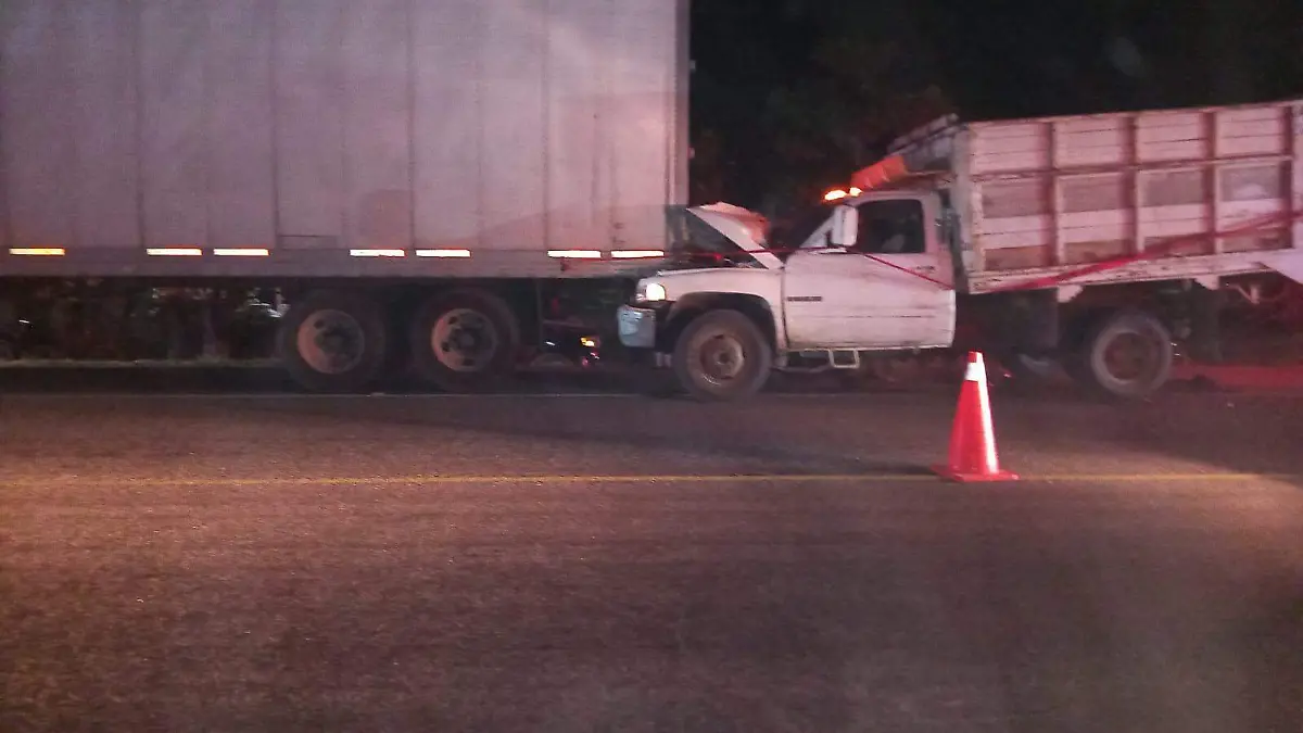 choque de trailer y camion