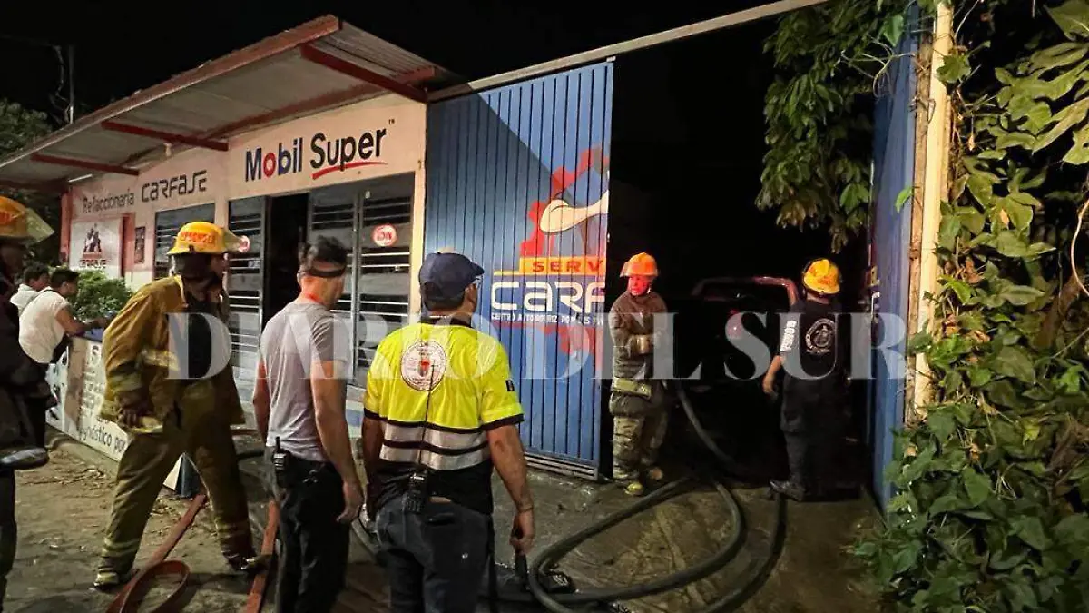 Bomberos apagando un incendio
