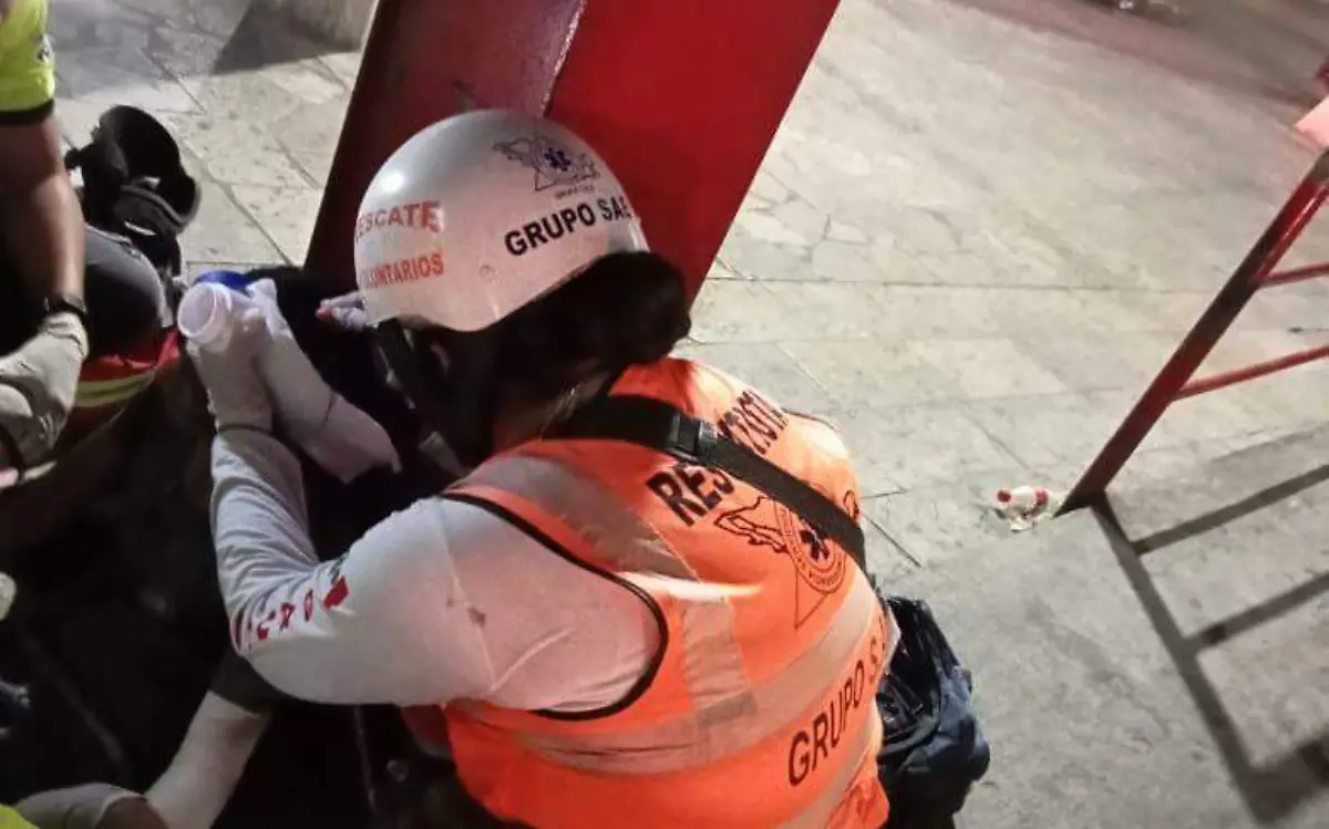 Paramédito atiende a lesionado