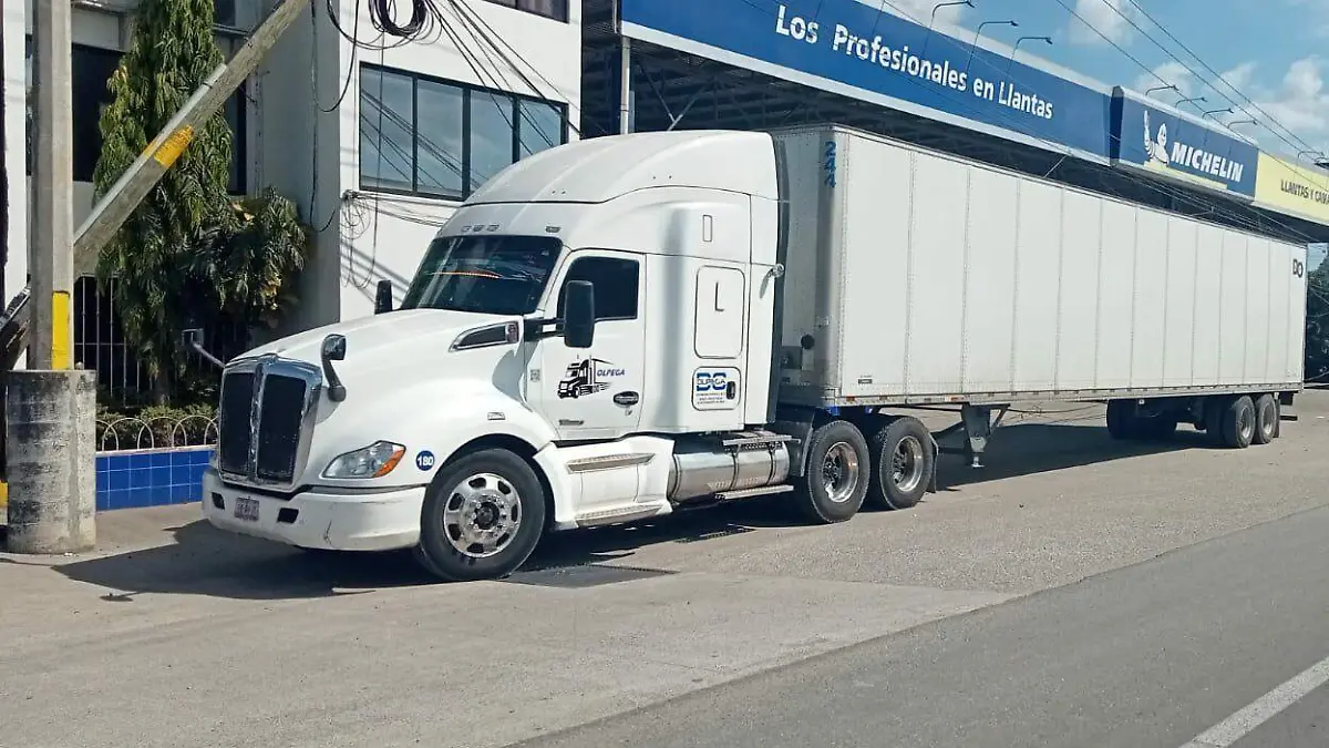 tráiler derribó poste de luz