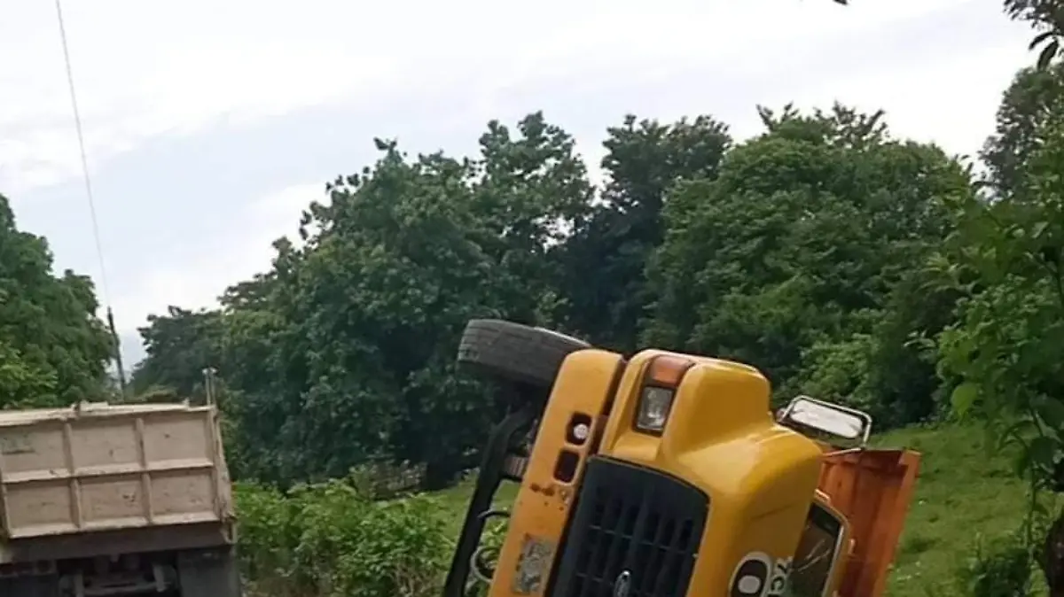 camion se vuelca en mapa