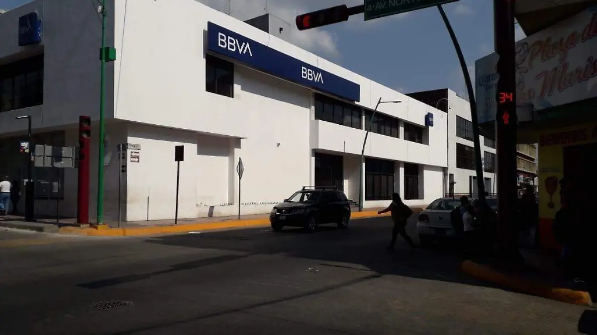 robo bauto afuera del banco