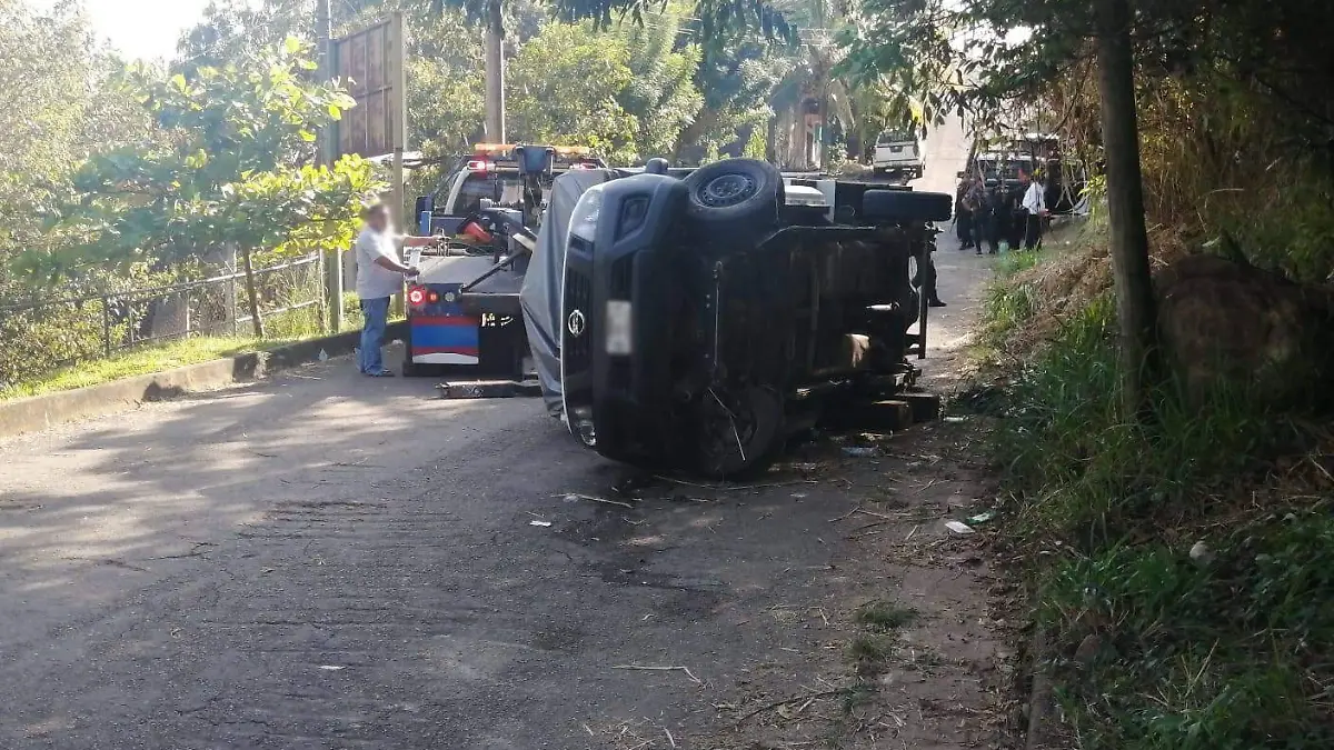 camioneta volcada 1