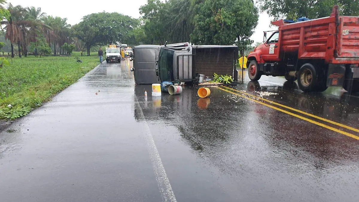 Camioneta volcada