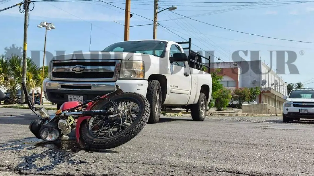 camioneta blanca y moto