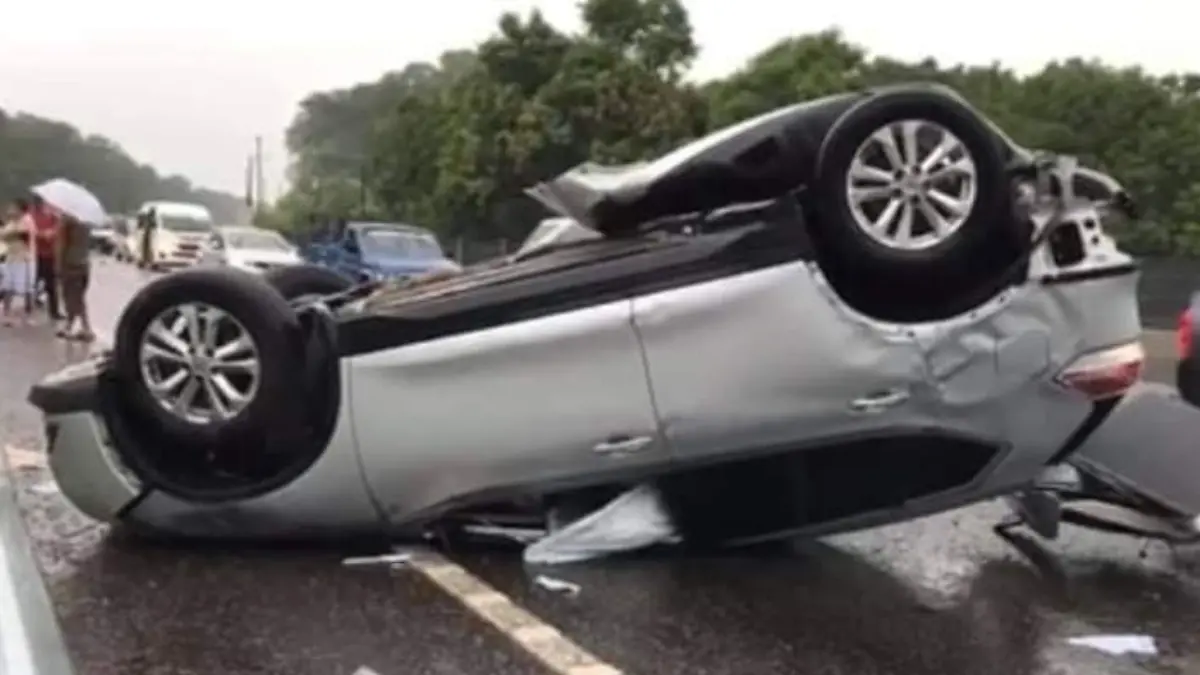 accidente vuelca automovil