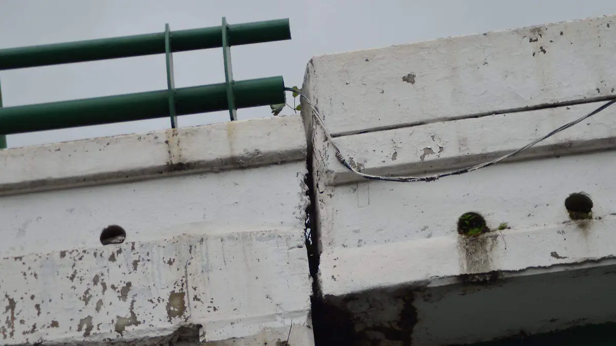 Puente con daños estructurales; peligro