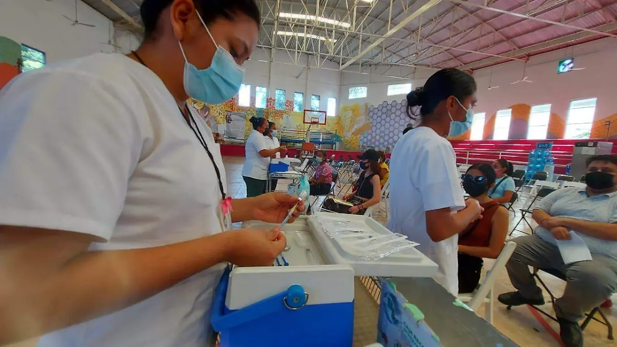 inicia vacunación para jovenes