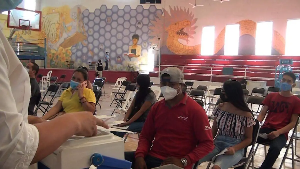 jovenes acuden a vacunarse 1