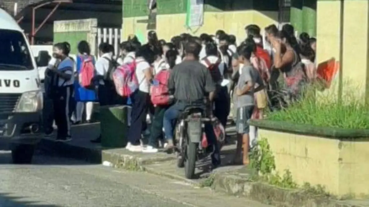 aglomeración alumnos en huixtla