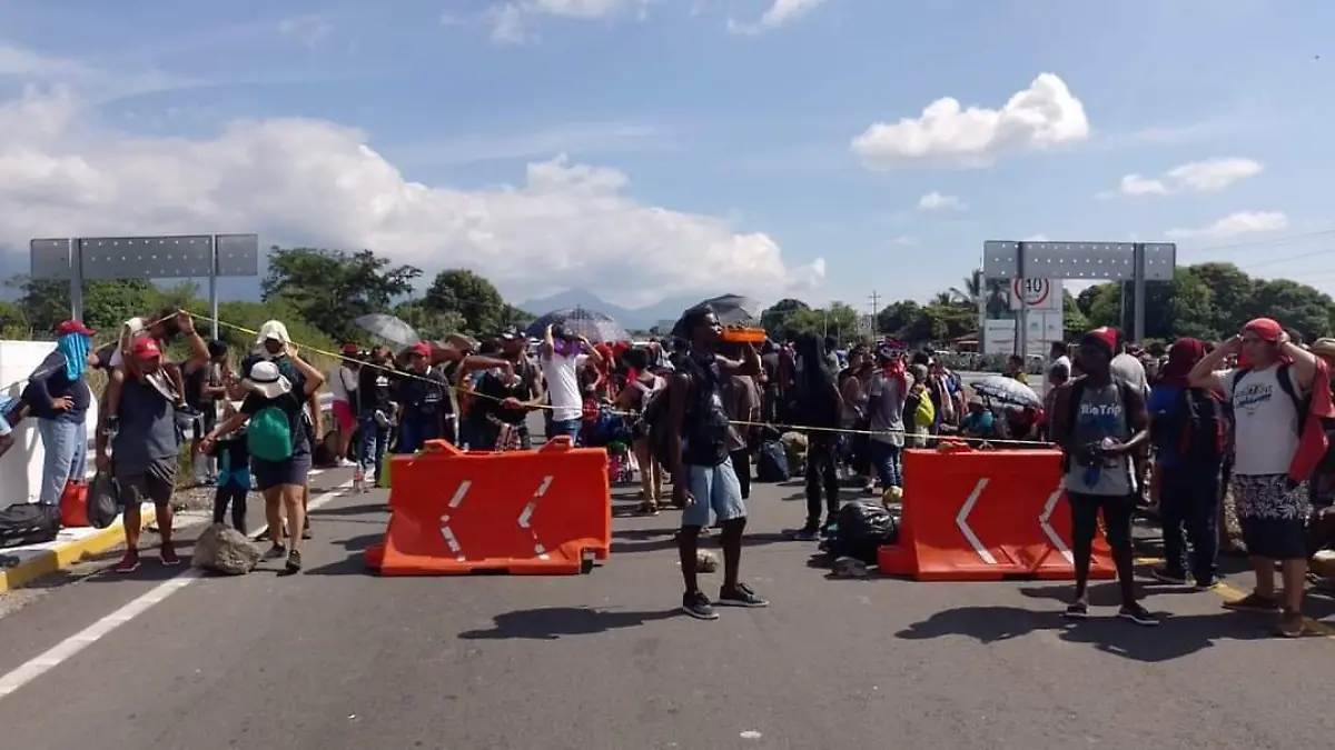 migrantes bloquean carretera