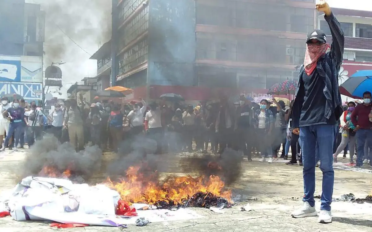Normalistas y maestros queman propaganda