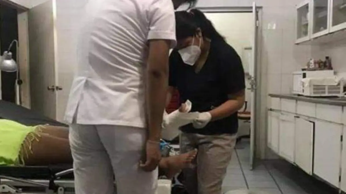 lesionado, alcantarilla, pie