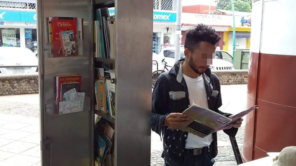 Migrante leyendo en el paralibro (2)