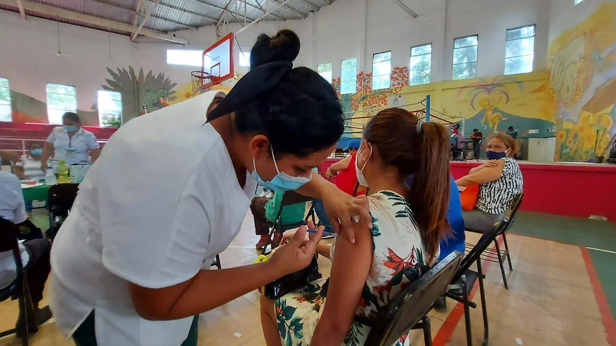 Guatemaltecos vacunandose