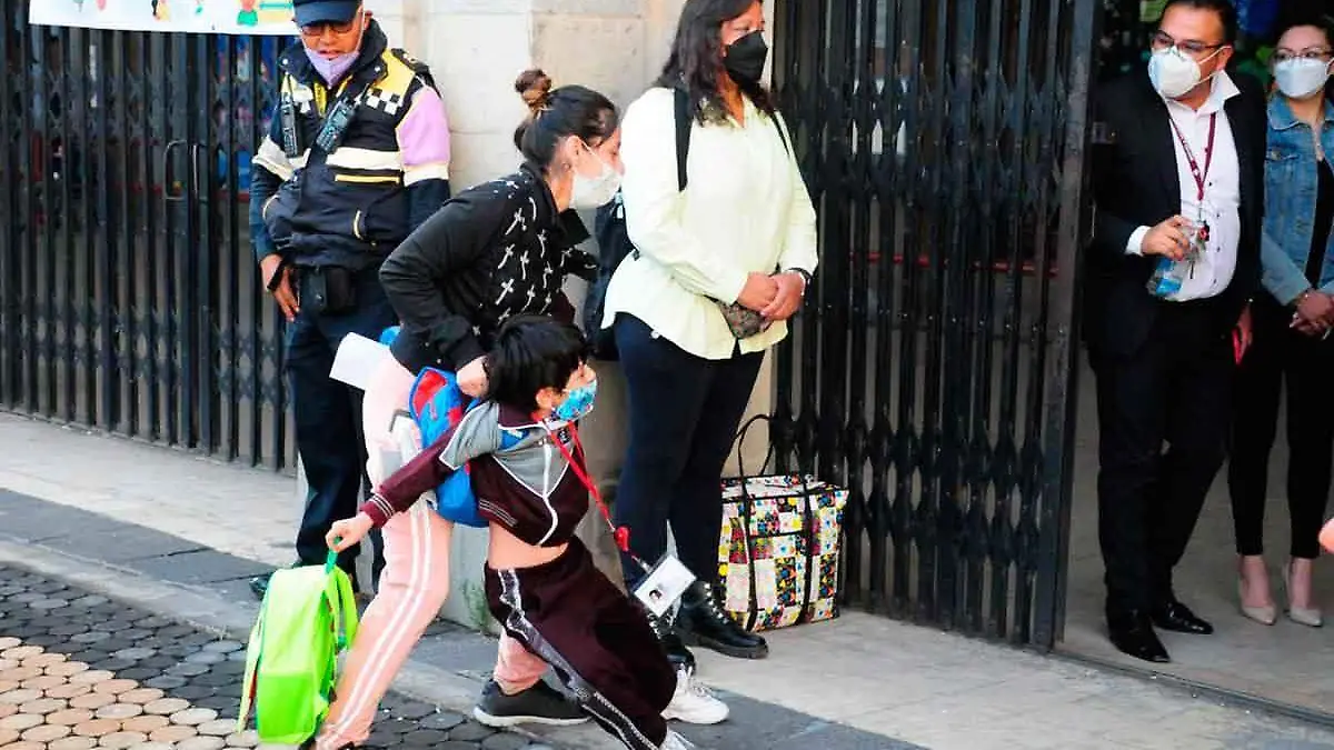 menor-no-quiere-entrar-a-la-escuela