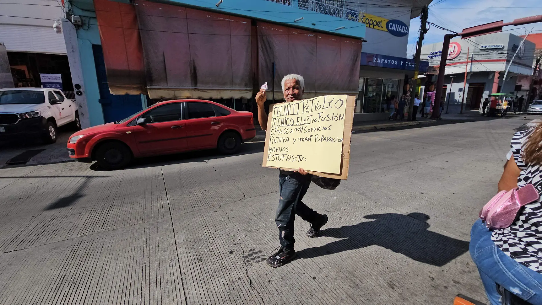 Migrante vendiendo en las calles