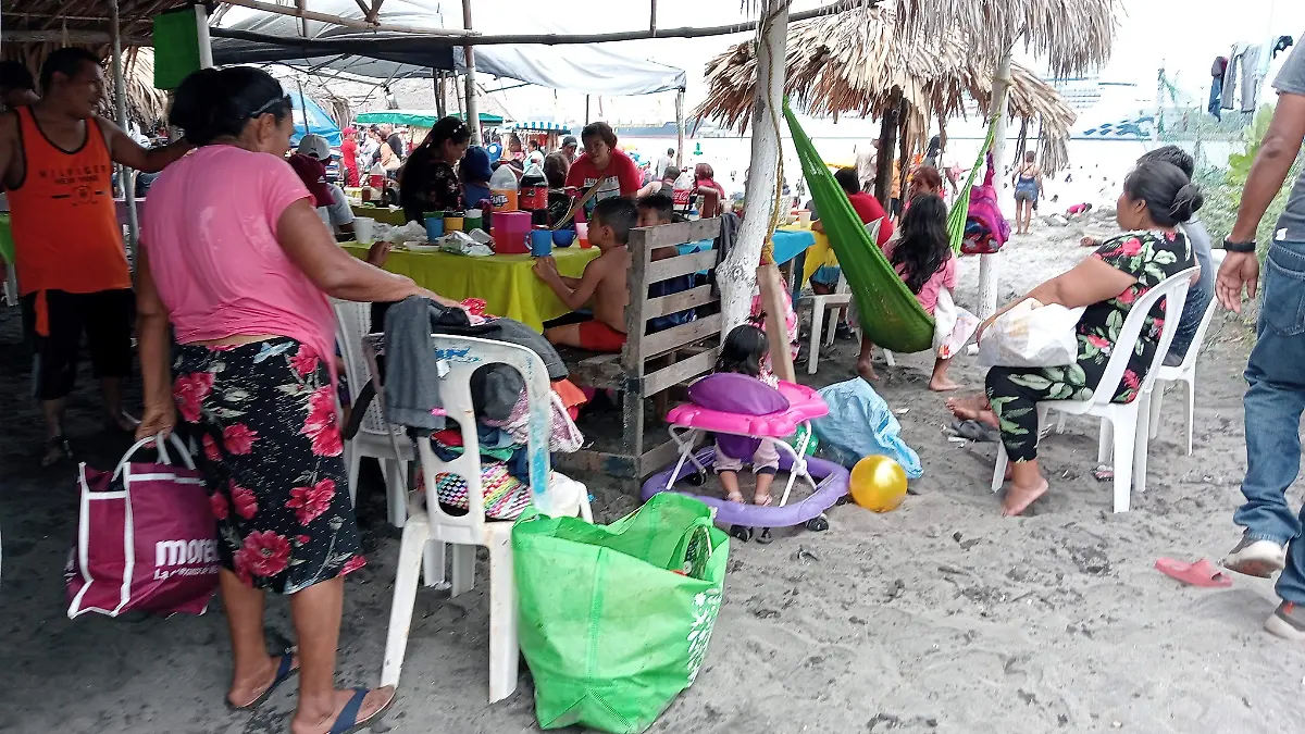 Vacacionistas en playa de tapachula