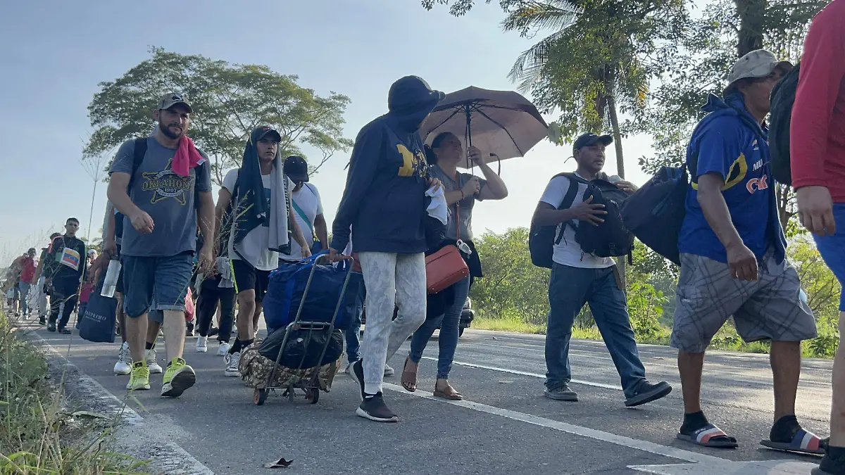 migrantes caminando en carretera