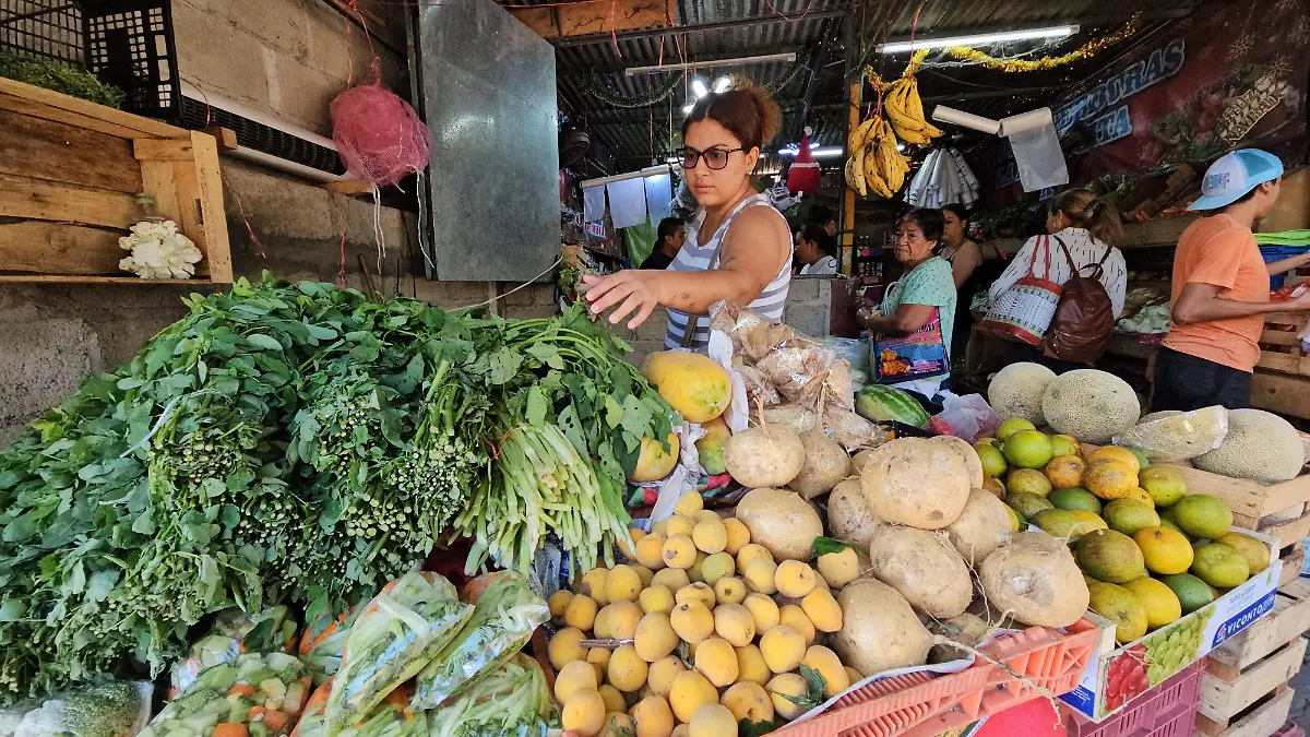 Personas comprando en el mercado