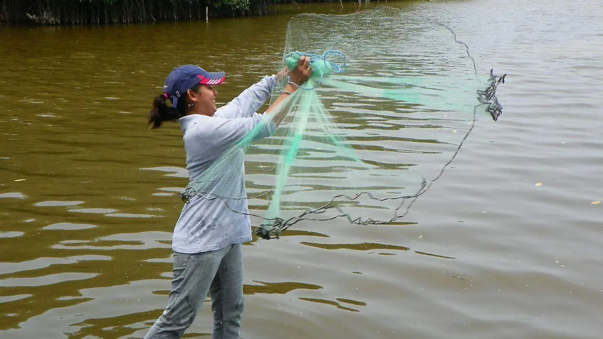 mujer pescando