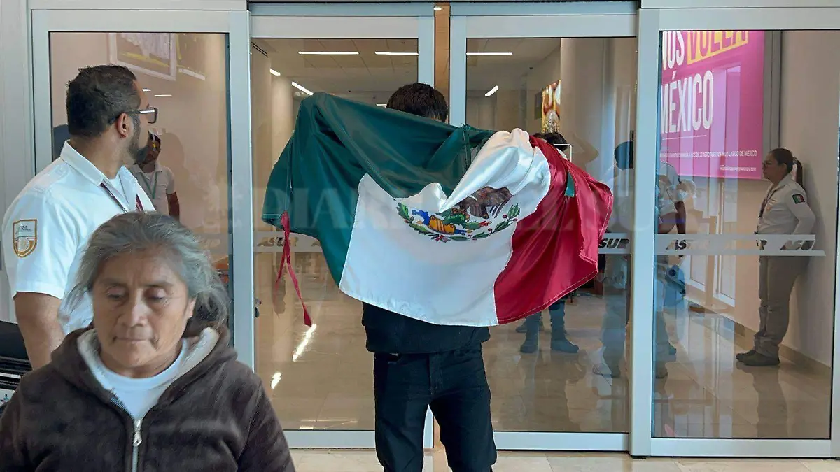 Edguar con la bandera de México