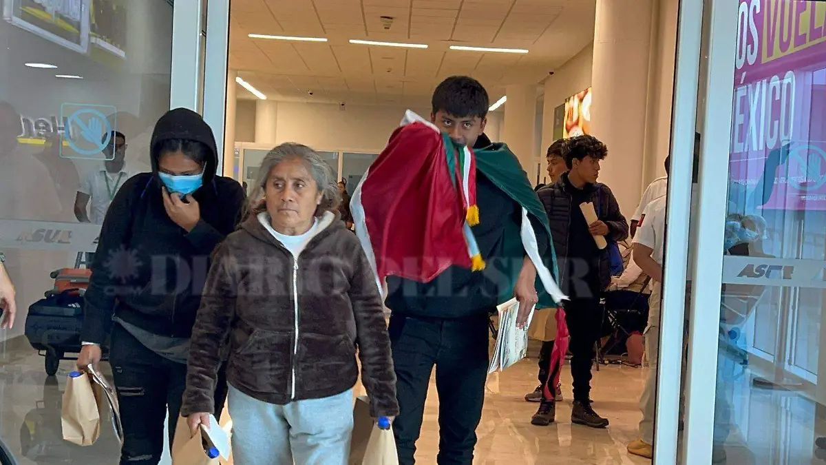 Edguar saliendo del aeropuerto