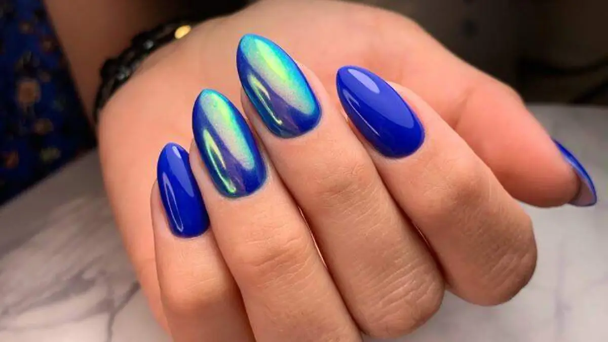 Uñas azul eléctrico