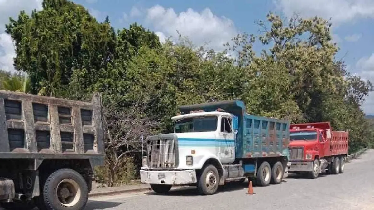 camiones de volteo estacionados