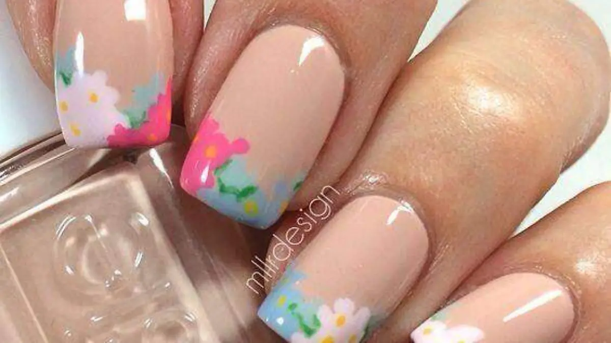 Uñas nude con flores