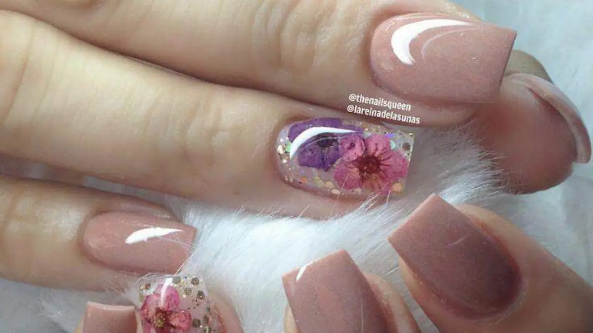 uñas flores encapsuladas