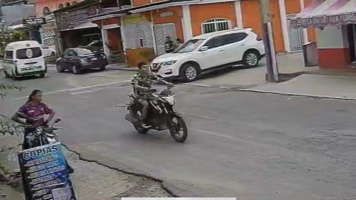 hombre en motocicleta