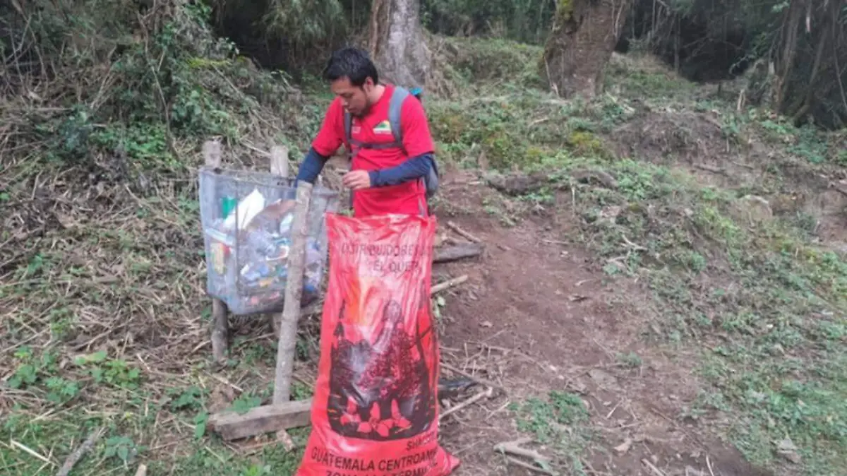 Botes de basura instalados en el sendero