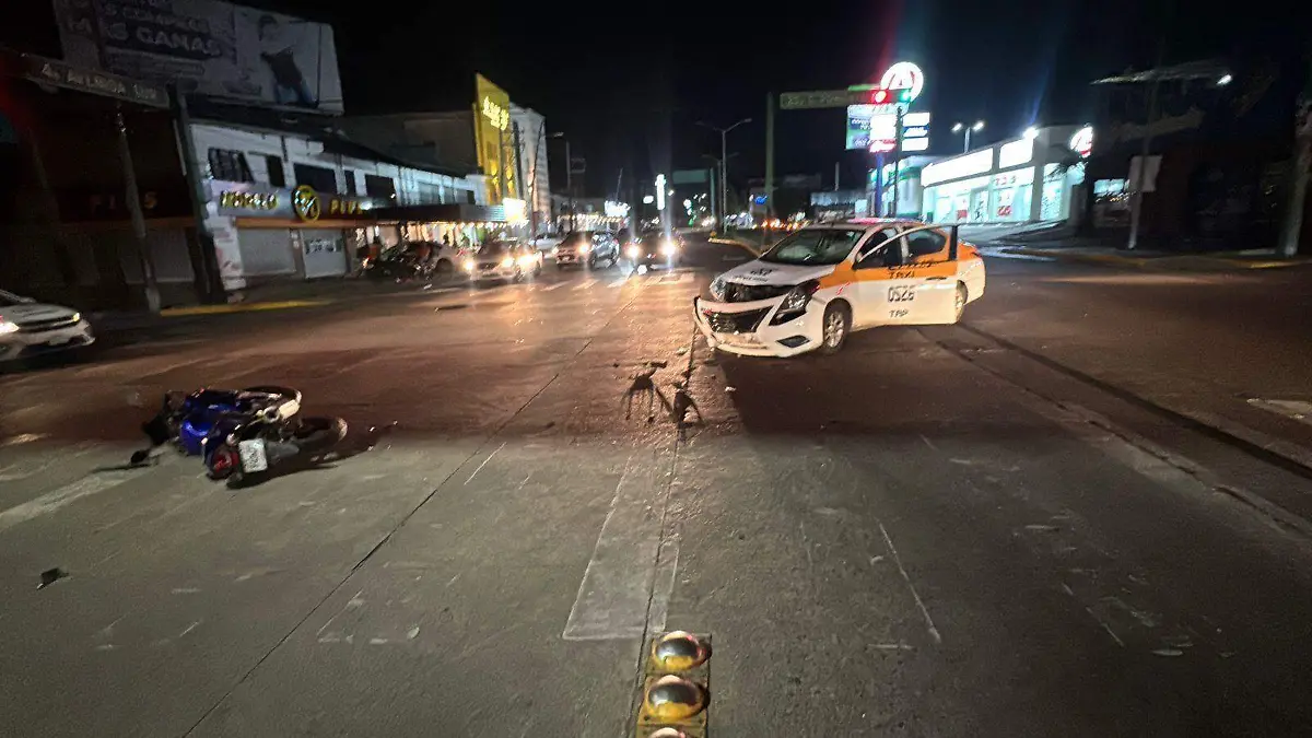 Choque taxi y motocicleta 