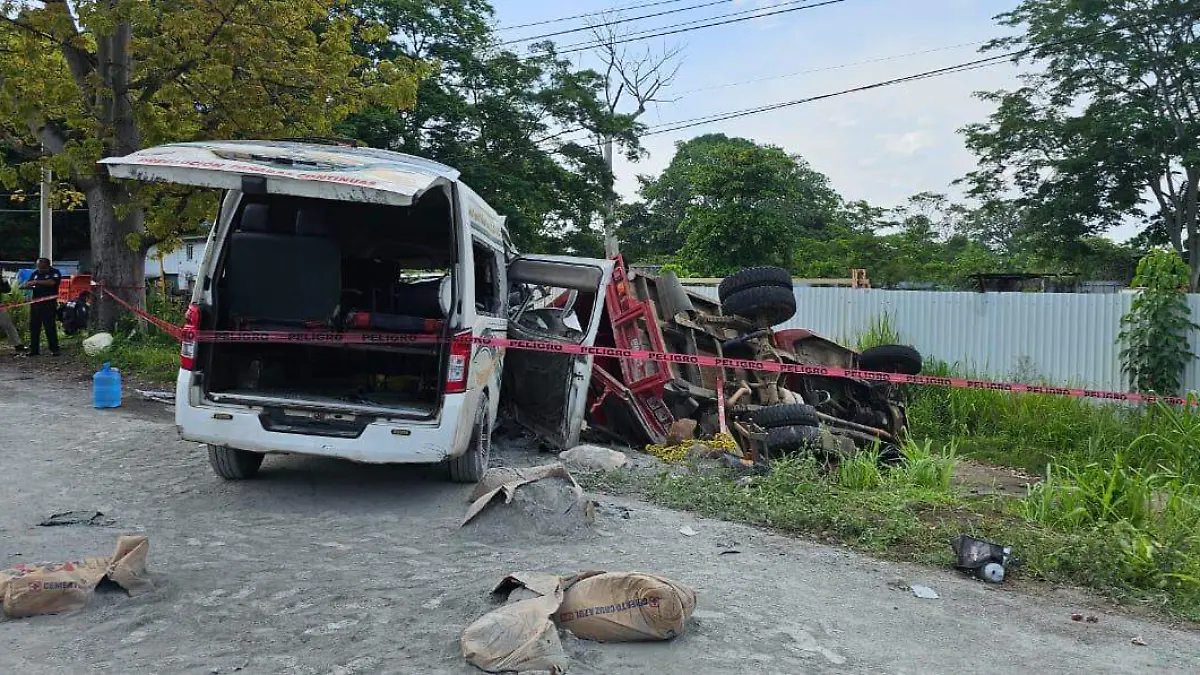 Accidente entre combi de pasaje y camion