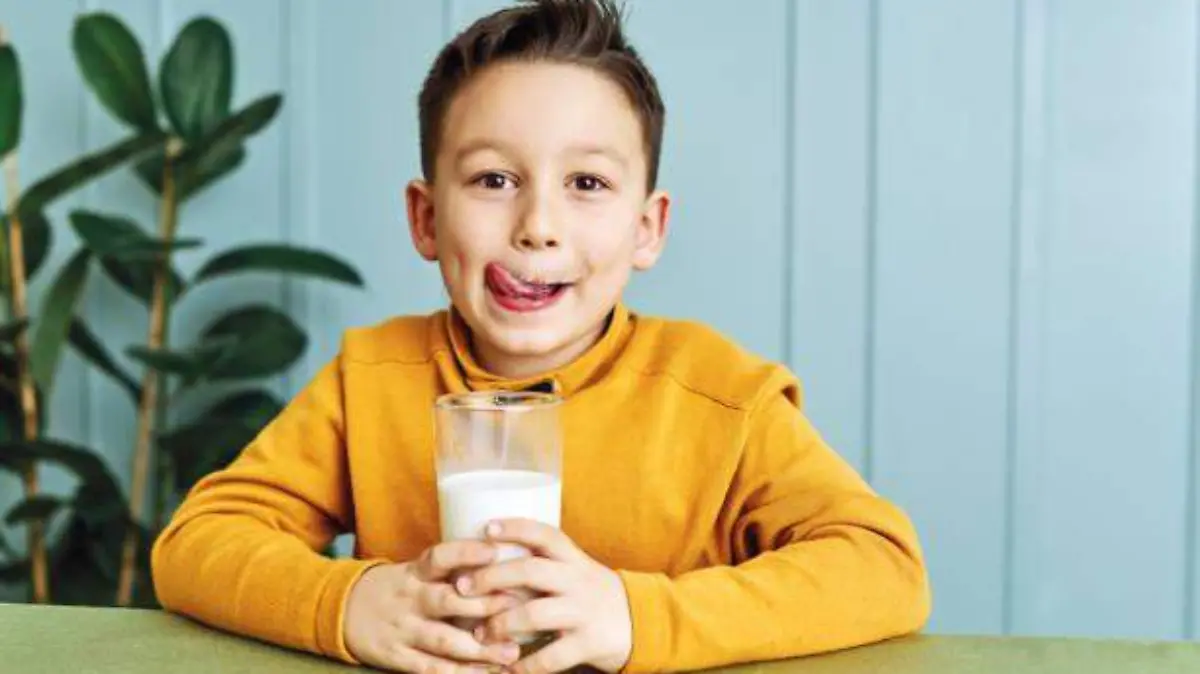 niño tomando leche
