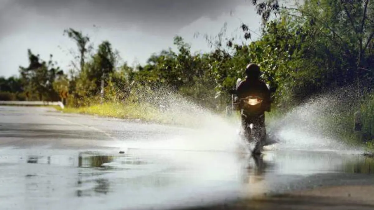 moto lluvia