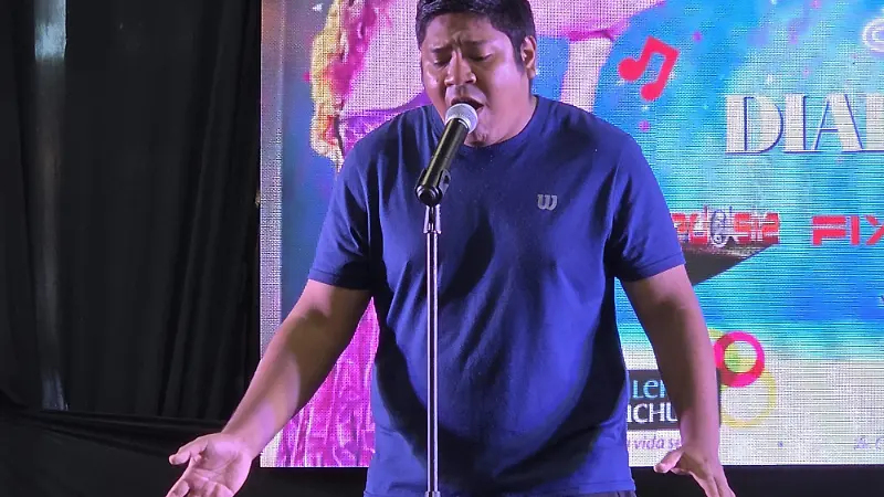 Cantando en Plaza Galerías