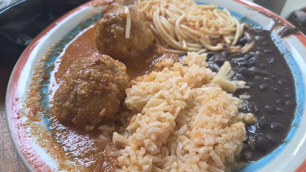 Albóndigas con arroz y chipotle