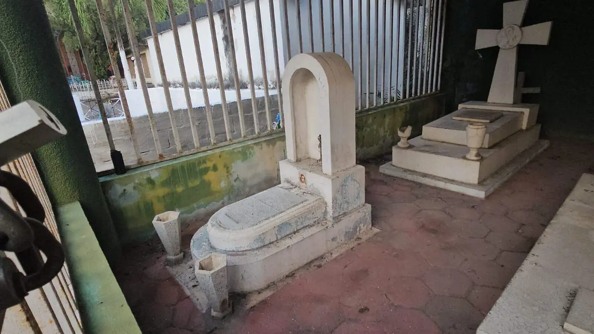 tumba de la primera persona en el panteón