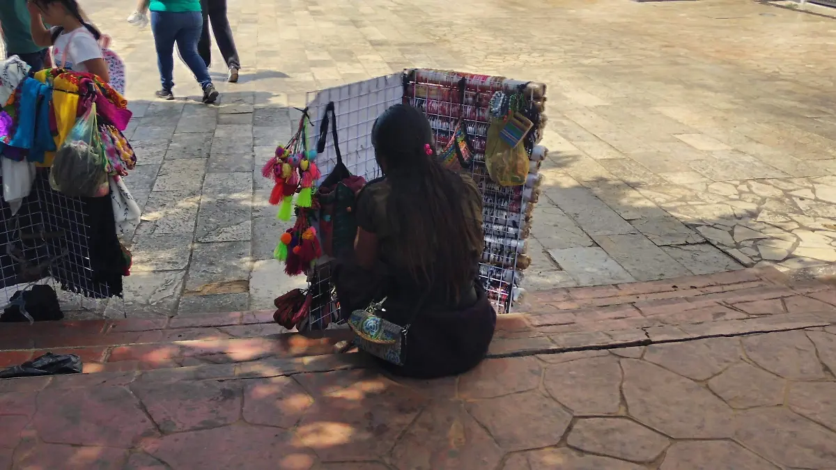 Niña indígena vendiendo en las calles