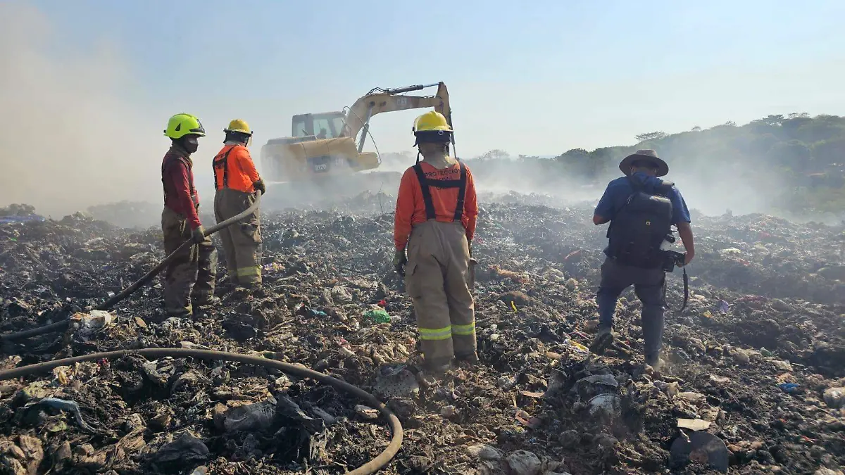 Desde San Cristóbal hasta Tapachula: la jornada de un bombero en el combate al incendio del basurero municipal 2