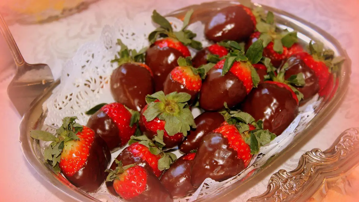 baddogdesignz-strawberry-3752941_1920