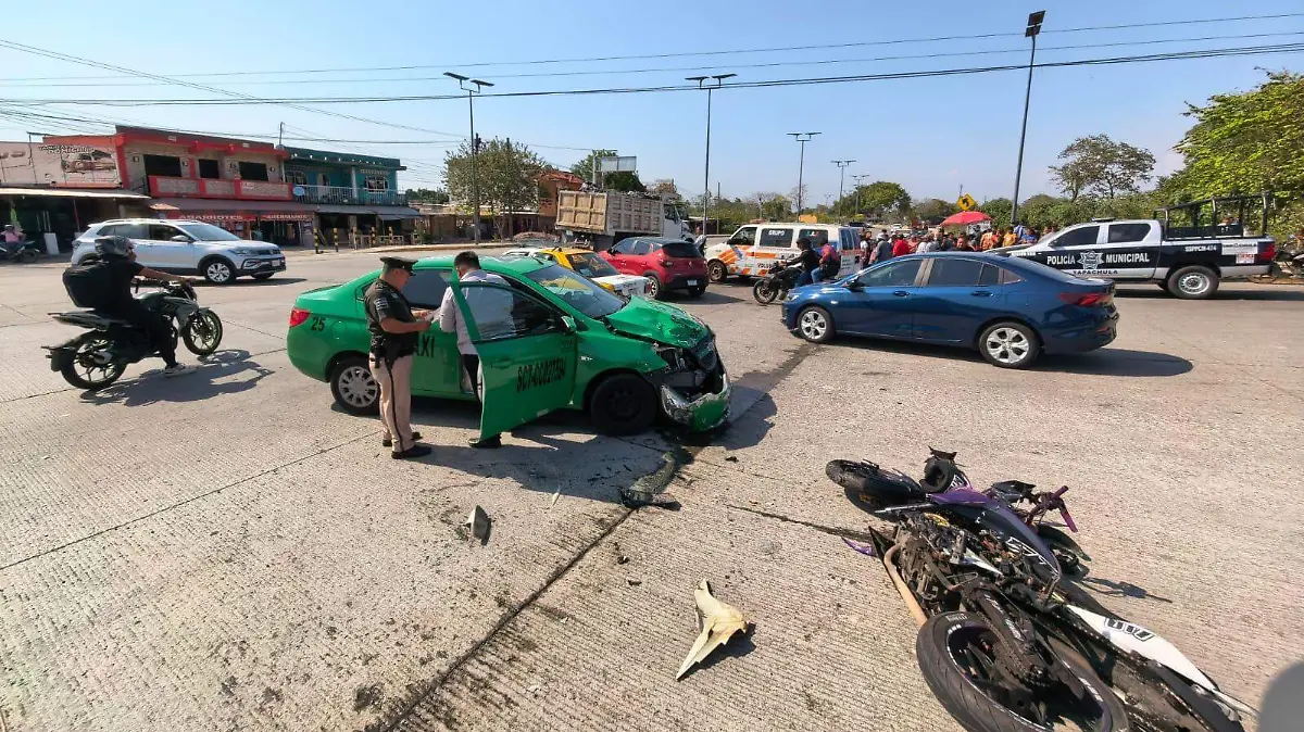 Taxi atropelló a motociclista 